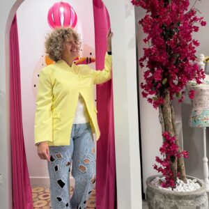 Chaqueta amarilla estilo blazer