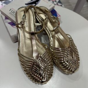 Sandalias doradas trenzadas
