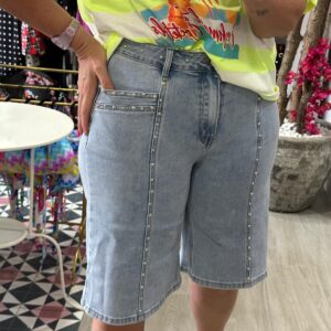 pantalones vaqueros cortos con tachuelas