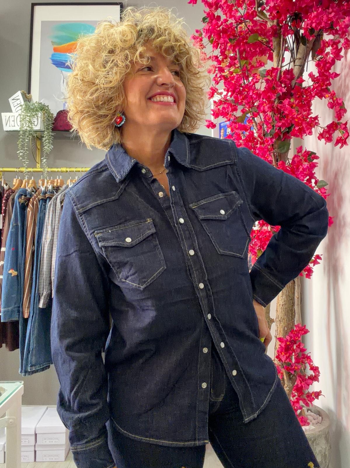 Camisa vaquera oscura estilo western