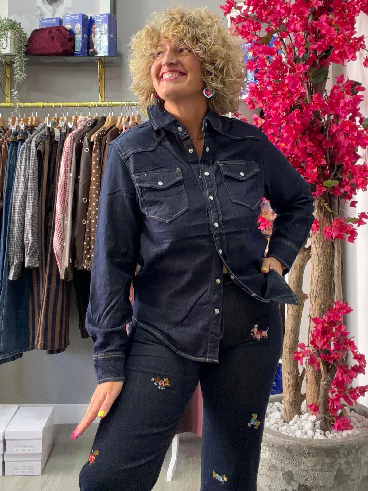 Camisa vaquera oscura estilo western - Imagen 3
