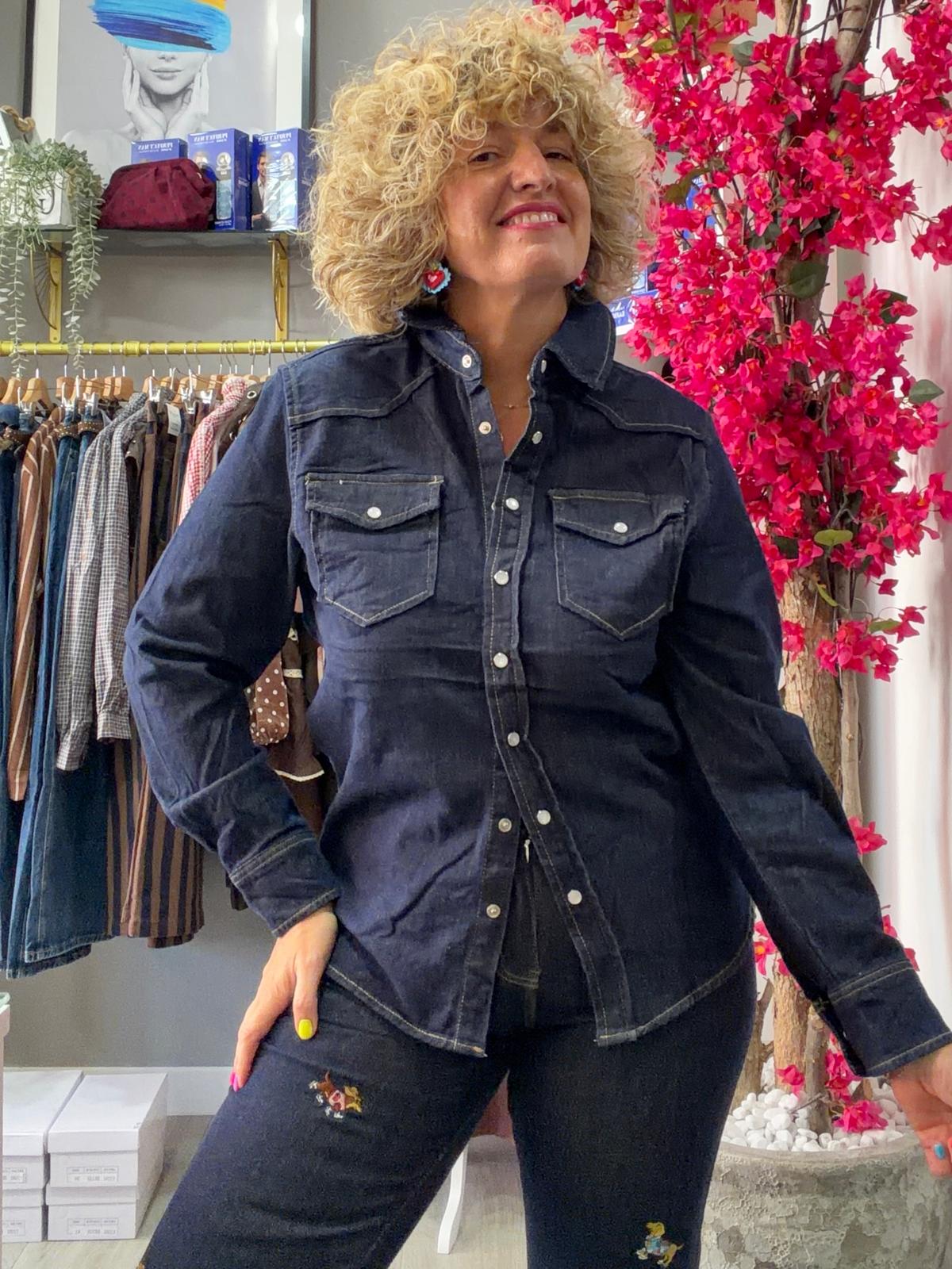 Camisa vaquera oscura estilo western - Imagen 4